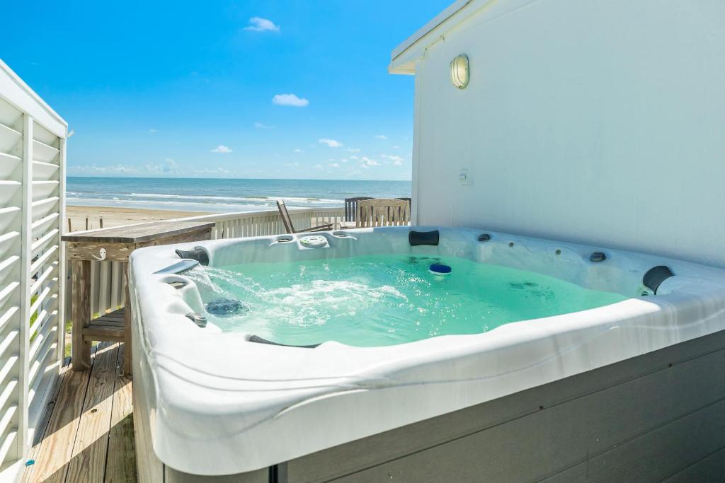 Photo inspiration: Picture Idea: Easy Beach Access Gulf Views Relaxing Hot Tub Galveston Giá