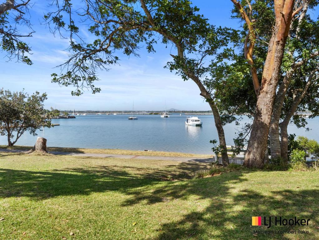 - une vue sur un lac avec des bateaux dans l'eau dans l'établissement Bay Breeze, à Iluka