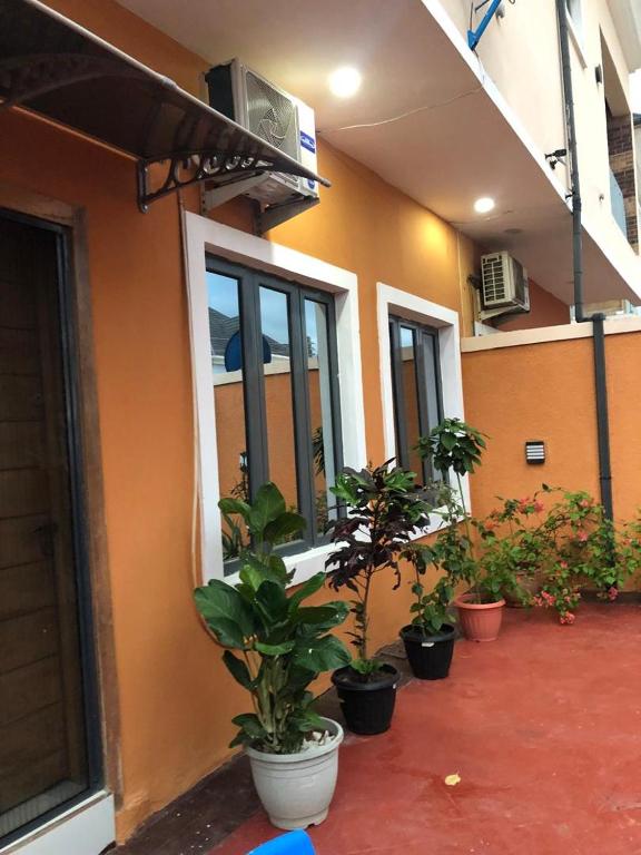 IseriにあるLamorange luxurious apartmentsの鉢植えの建物