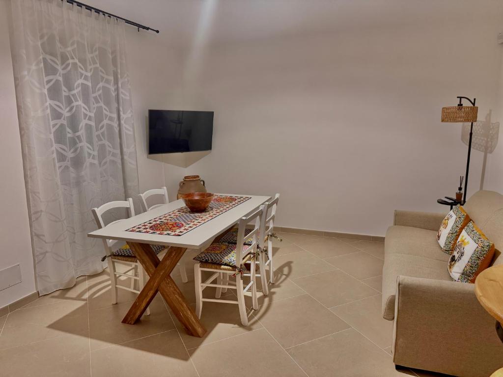 a white table and chairs in a living room at Villa La Rosa in Chiaramonte Gulfi