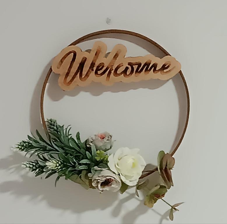 a welcome hoop with a welcome sign and flowers at La Fragua de Domingo in Villanueva de los Infantes