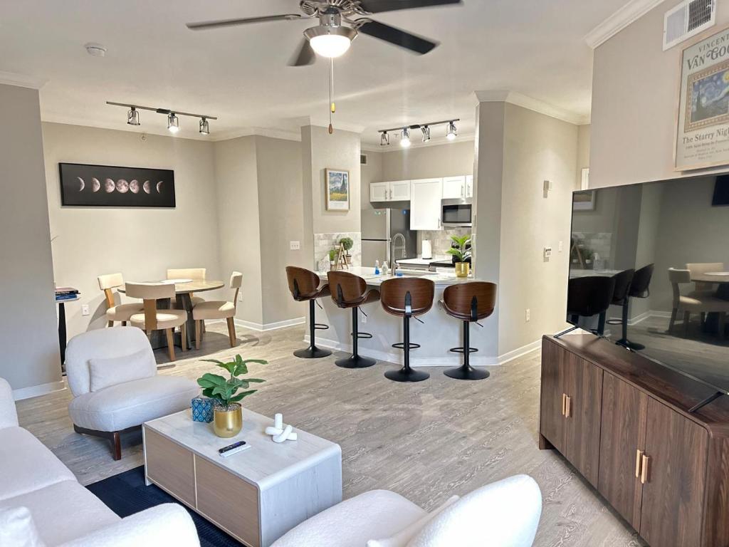 Köök või kööginurk majutusasutuses Comfortable 2BR Getaway Close to The Woodlands