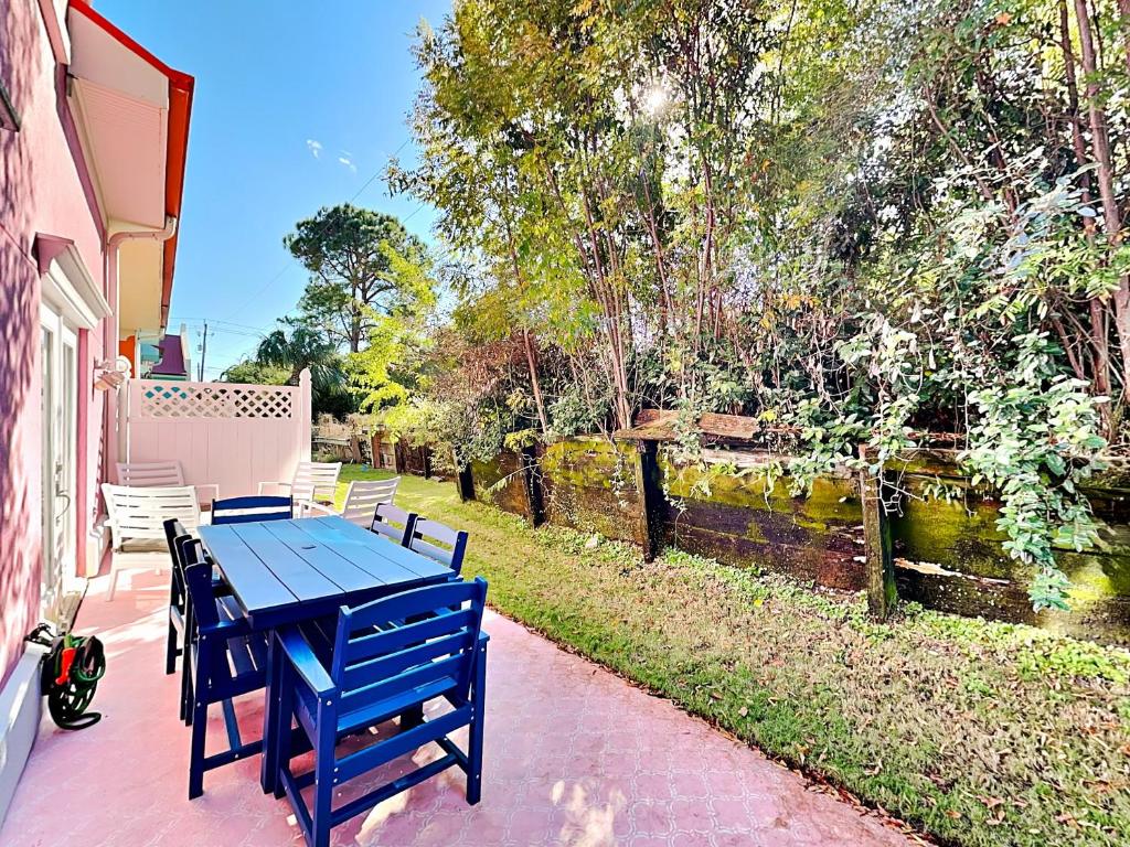 una mesa azul y sillas en un patio en Banana Bay Townhome #6075, en Perdido Key