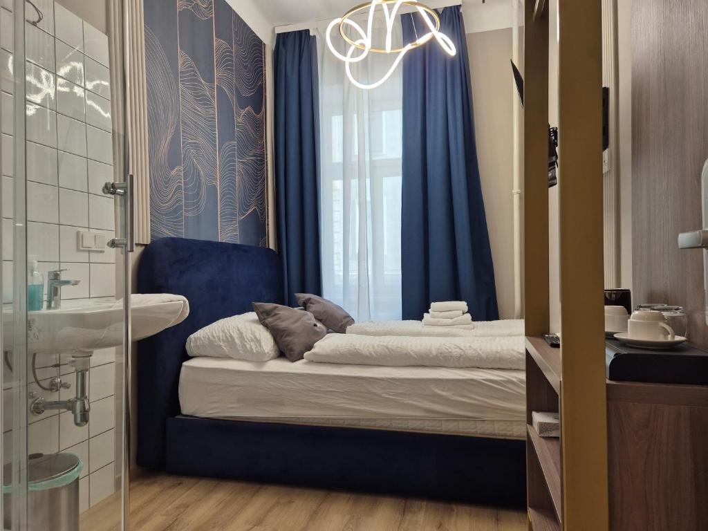 Giường trong phòng chung tại Nestroyplatz Rooms I Self Check In