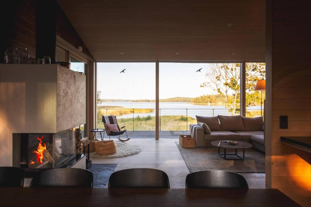 un soggiorno con divano e camino di Stay North - Rönnäs a Labby