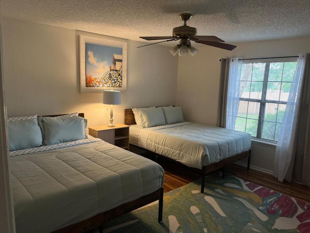 Ένα ή περισσότερα κρεβάτια σε δωμάτιο στο Family-Only Home Quiet & Peaceful Neighborhood