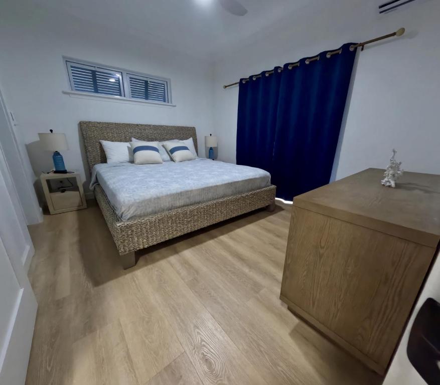 Ένα ή περισσότερα κρεβάτια σε δωμάτιο στο Townhouse Villa 6 The Village at Hoopers Bay