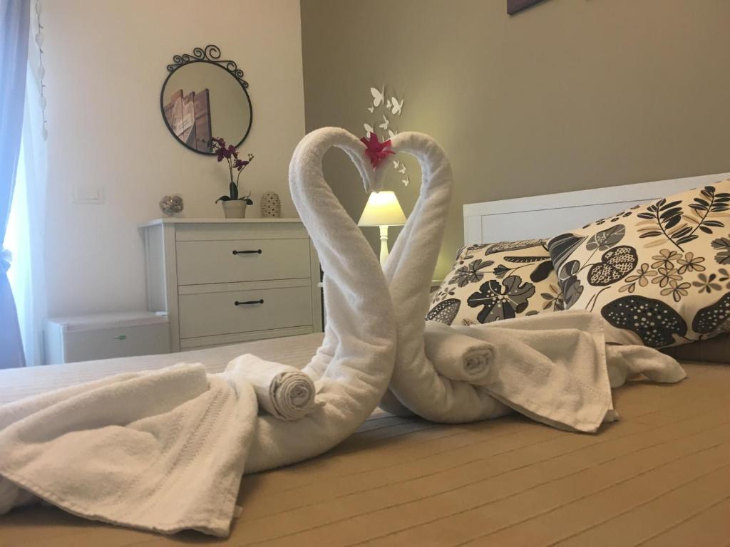 two swans made out of towels on a bed at Spegni La Luce b&b in Agropoli