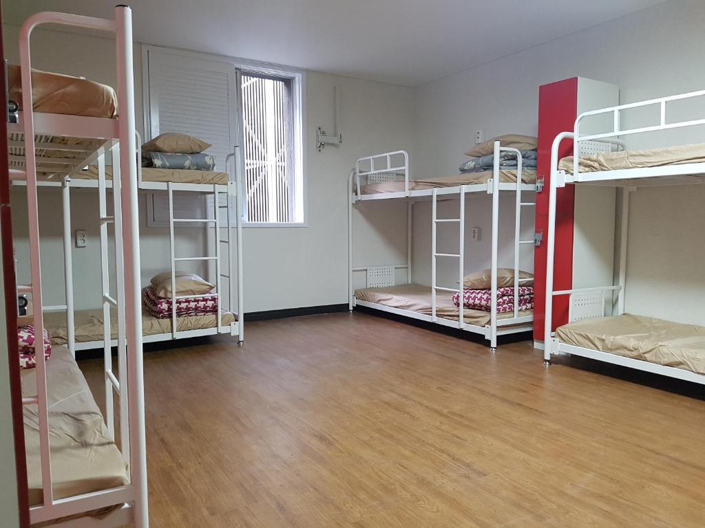 Palanda nebo palandy na pokoji v ubytování Kimchee Busan Downtown Guesthouse