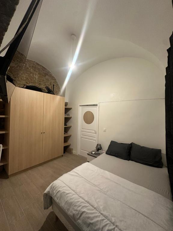 a bedroom with a bed in a room with a ceiling at Magnifique appartement neuf Bellecour in Lyon