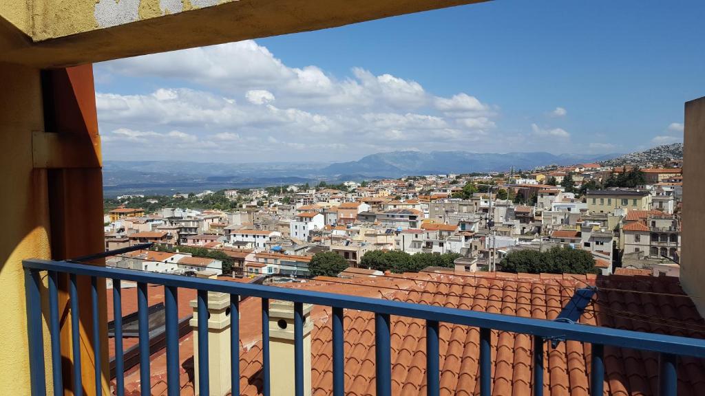 - Balcón con vistas a la ciudad en Partaitria, en Dorgali