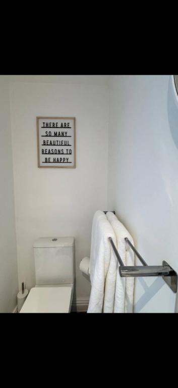 the Chiltern retreat في Longwick: حمام به مرحاض وعلامة على الحائط