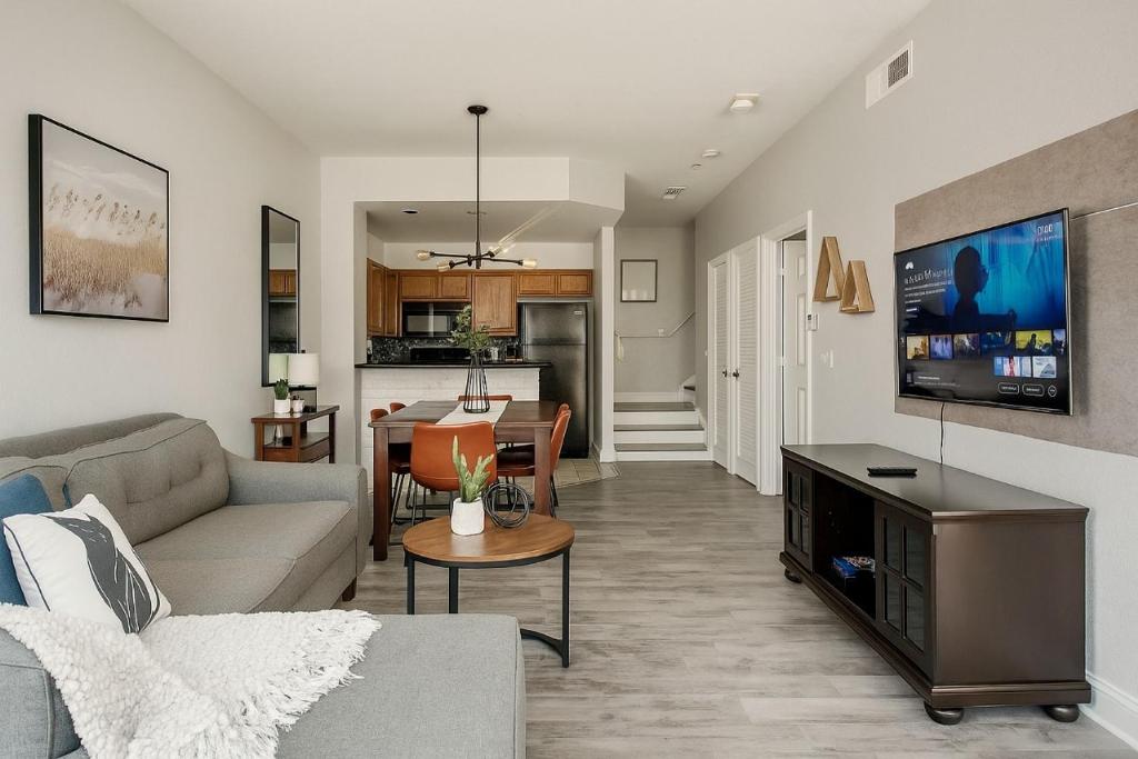 un salon avec un canapé et une table dans l'établissement 3-BR Condo BBQ Heated Pool Near DisneyMalls, à Kissimmee