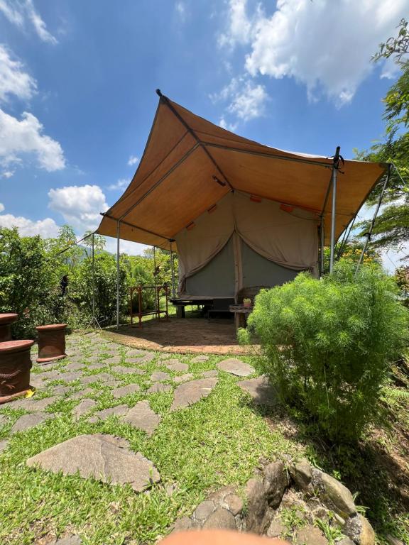 una gran tienda en medio de un patio en Sitinggil muncul Glamping and Villas, en Muncul