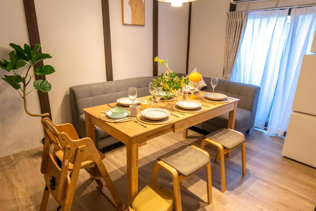 a dining room table and chairs in a room at oyadoya gifu kano 岐阜駅徒歩12分 名古屋駅35分 大人数貸切 最大8名 駐車場有り in Gifu
