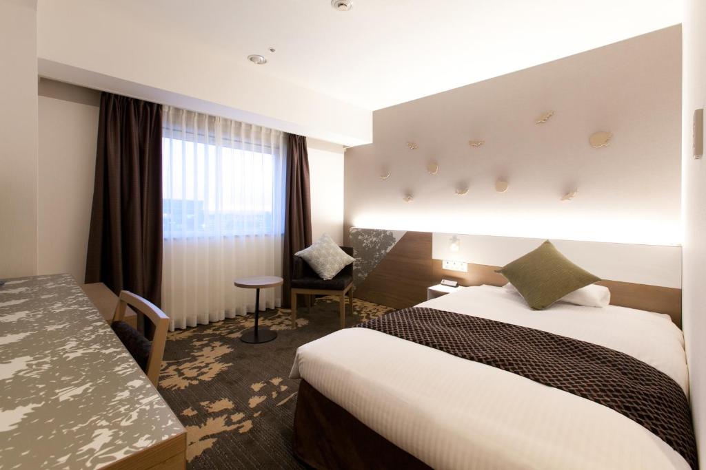 Postel nebo postele na pokoji v ubytování Toyama Excel Hotel Tokyu