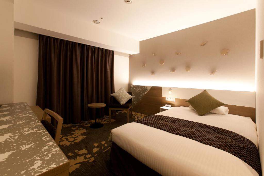 Postel nebo postele na pokoji v ubytování Toyama Excel Hotel Tokyu