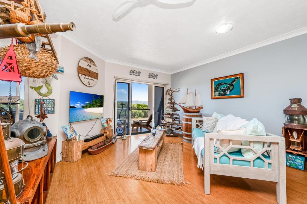 TV a/nebo společenská místnost v ubytování Breezes, Ocean and an Uncompromised Lifestyle