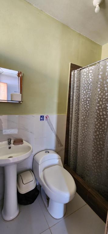 Un baño de Pacasmayo Surf Las Torres