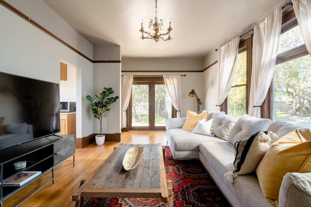 un salon avec un canapé et une table basse dans l'établissement Stay Portland - 4BR Historic Soul District Remodel w Detached Unit, à Piedmont