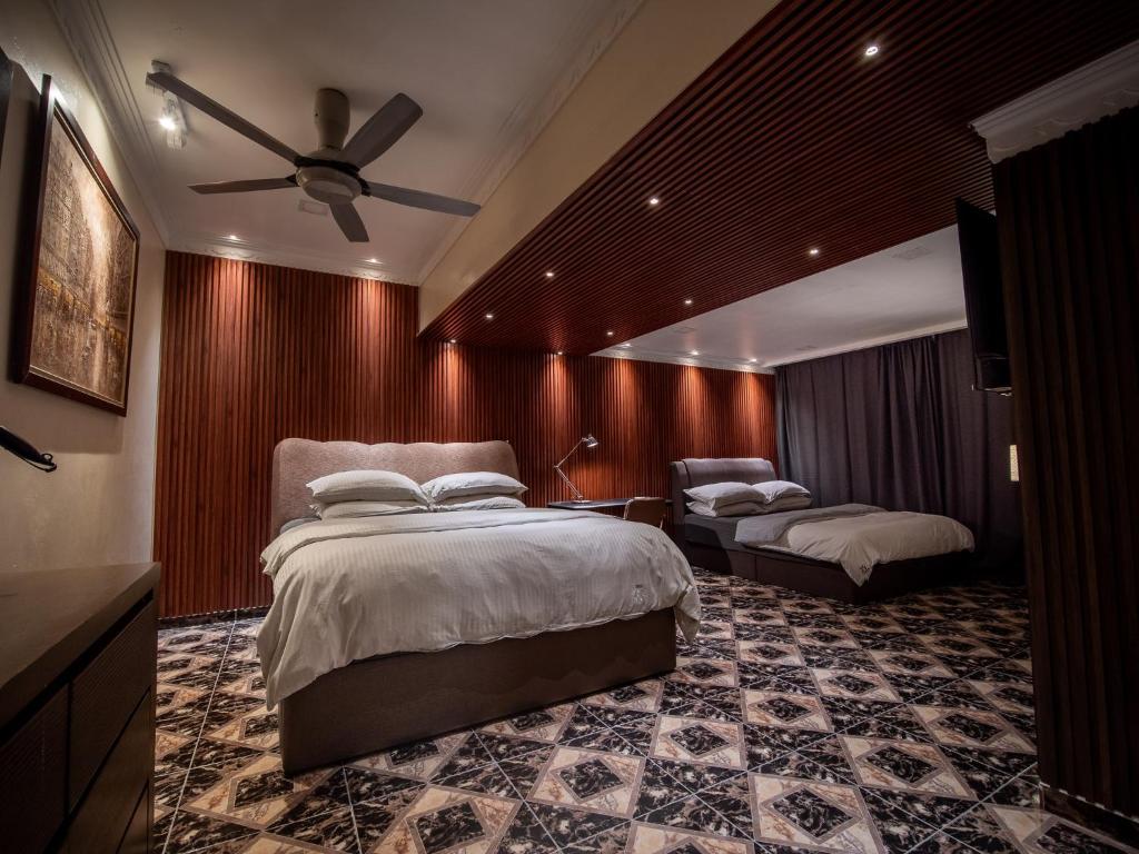 a bedroom with two beds and a ceiling fan at Cozy-SJ-Family Holidays-Work-BBQ-Tea ceremony-Engagement in Subang Jaya