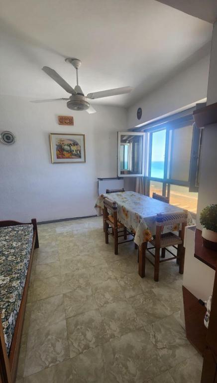 een eetkamer met een tafel en een plafondventilator bij Miramar Vista al Mar in Miramar