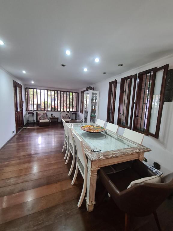a large dining room with a table and chairs at Quarto próximo Consulado Americano e metrô Borba Gato in São Paulo