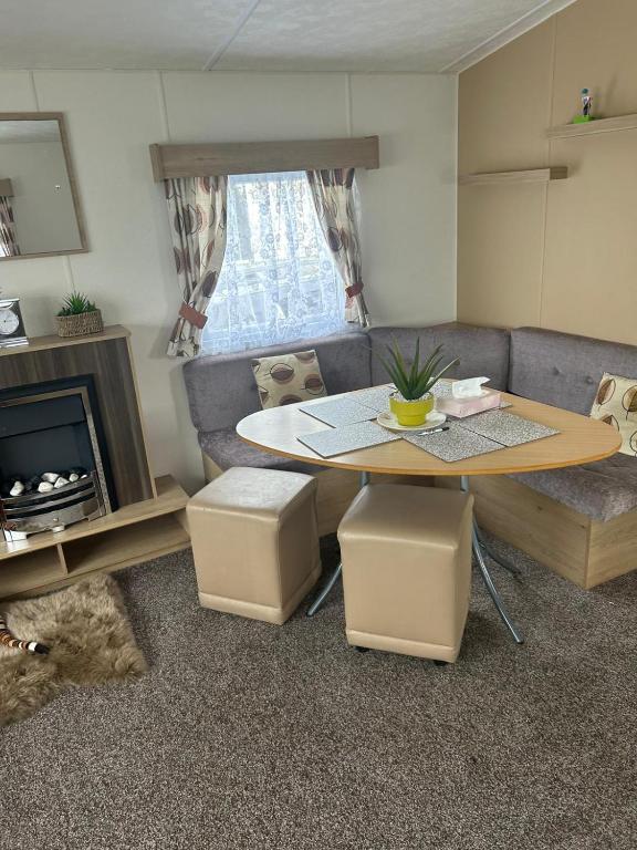 een woonkamer met een tafel en een bank bij 3 bedroom in Rhyl