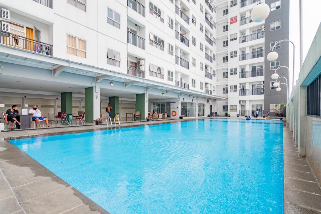 Bazén v ubytování RedLiving Apartemen Mekarwangi Square - Agus 3 Tower A nebo v jeho okolí