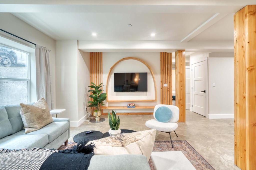 TV a/nebo společenská místnost v ubytování Luxury 2BR Mississisppi Home 95 WalkScore