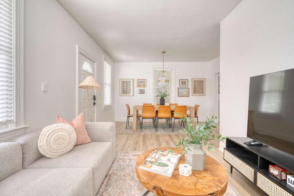 ein Wohnzimmer mit Sofa und Tisch in der Unterkunft Cozy Portland Getaway 1 Block from Mississippi in Portland