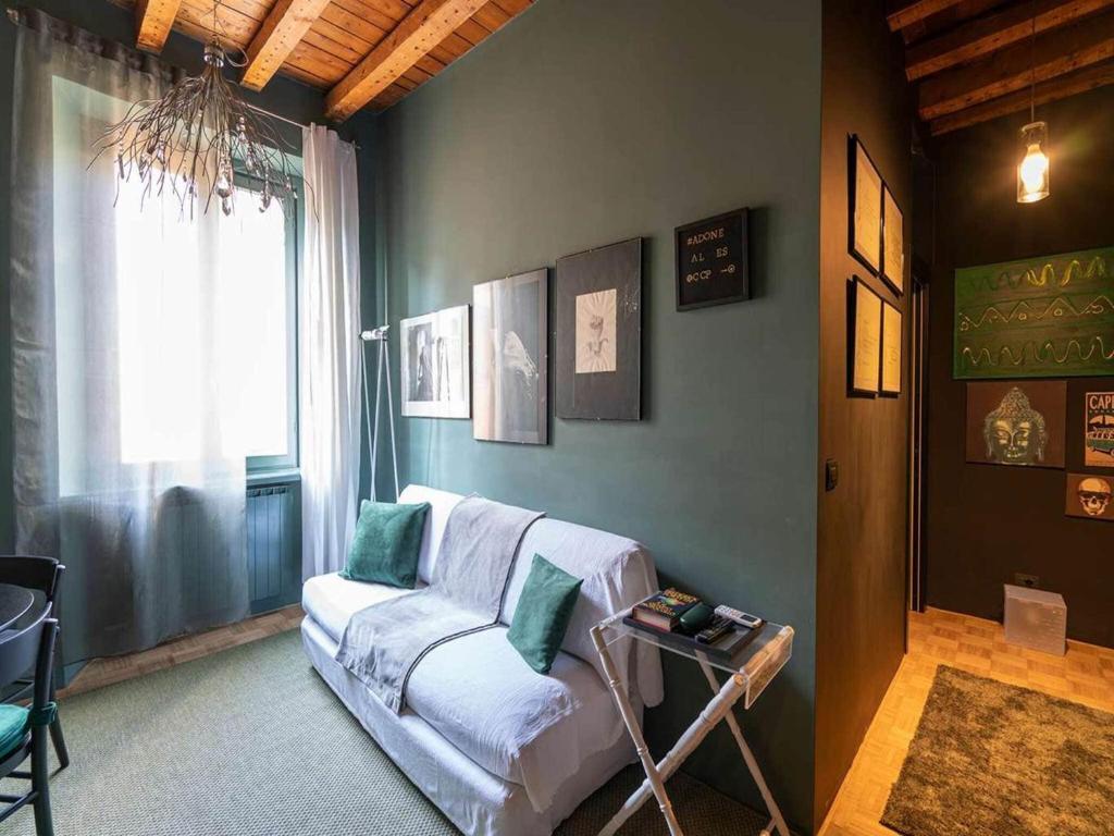 Artistic flat w wooden beams, Porta Venezia