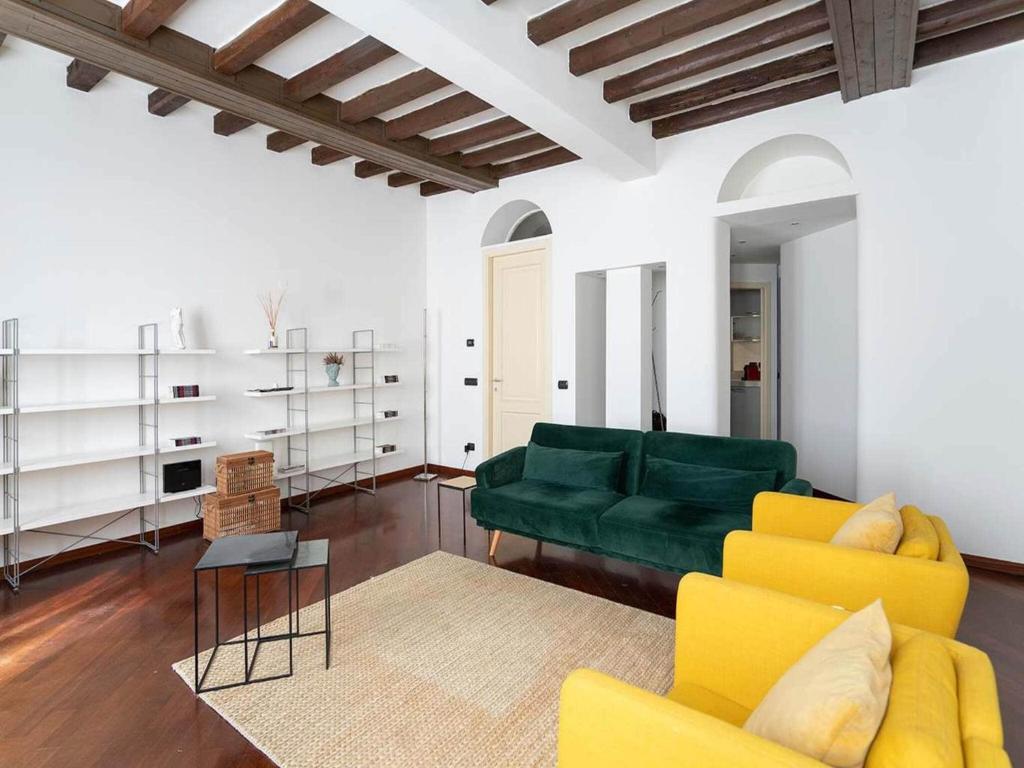 Spacious flat w wooden beams - Porta Venezia