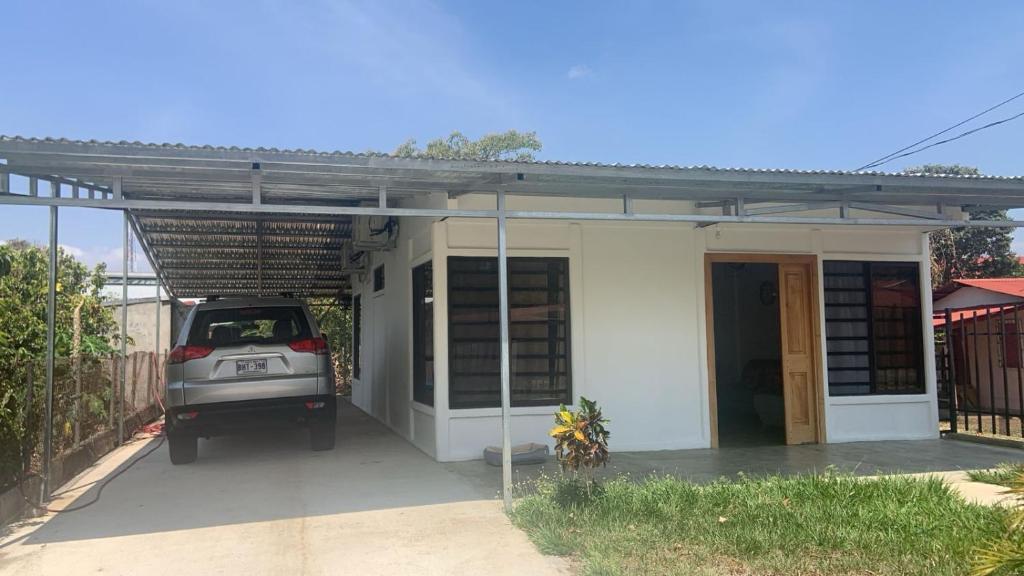 a car parked in a garage next to a house at Cabina Fortuna in Tapantí