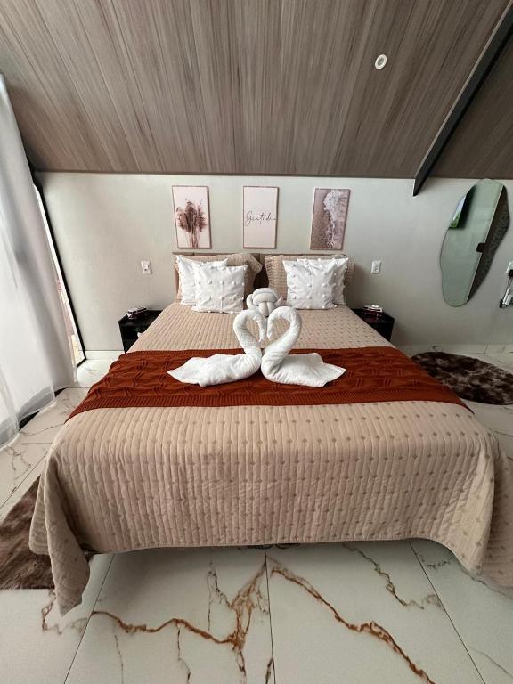 een slaapkamer met 2 handdoeken op een bed bij Chalé do chamego in Alto Paraíso de Goiás