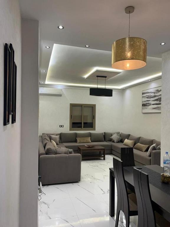 a living room with a couch and a table at Perfect Studio Apartment La Cañada in Fès