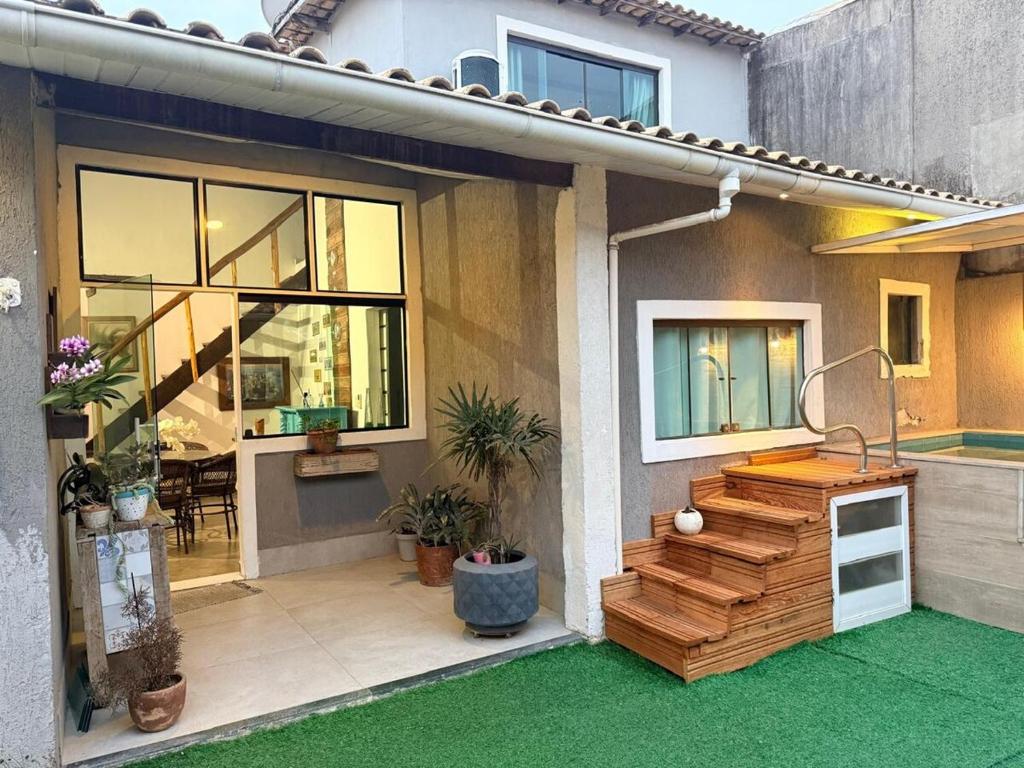 a house with a deck and a swimming pool at Sweet Laguna Luxury House in Iguaba Grande