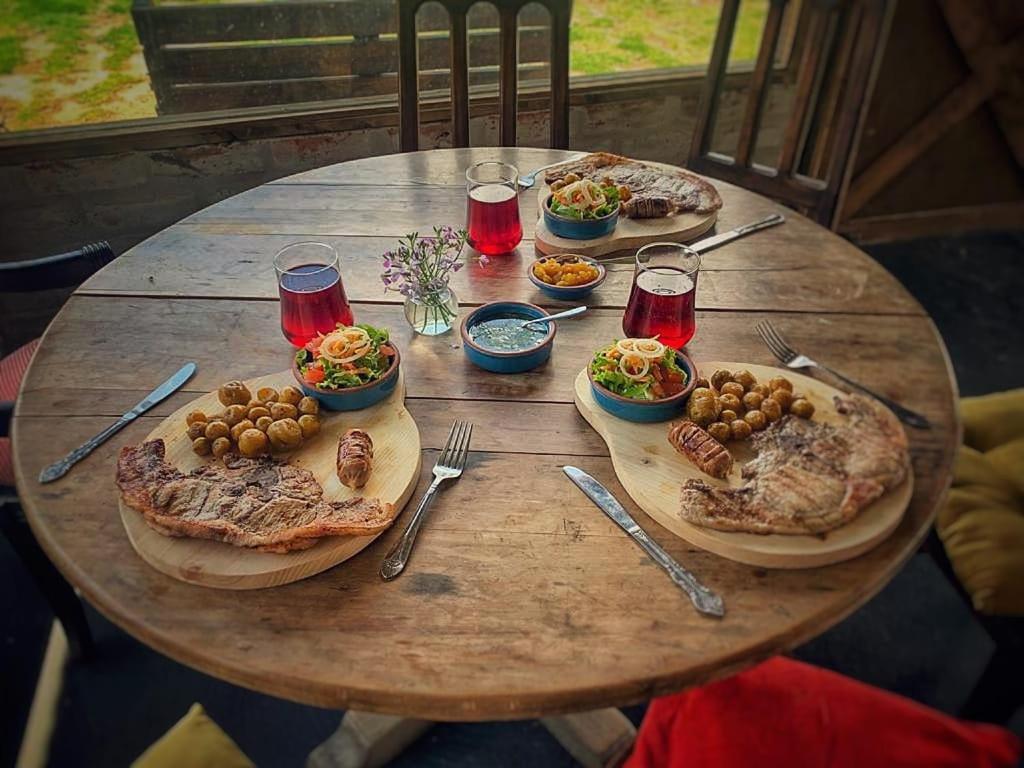 een houten tafel met drie borden eten erop bij Quinta Rincon Chagra in Cevallos