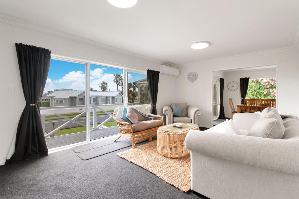 Χώρος καθιστικού στο Ohope Ocean Breeze Escape