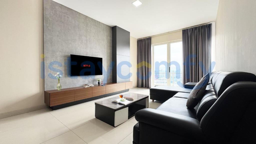 TV a/nebo společenská místnost v ubytování 2BR Aston Residence 1811 City View