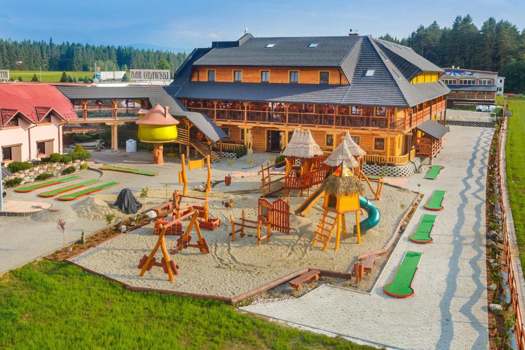 uma vista aérea de um parque infantil em frente a um edifício em Zajazd Chyżne em Chyżne