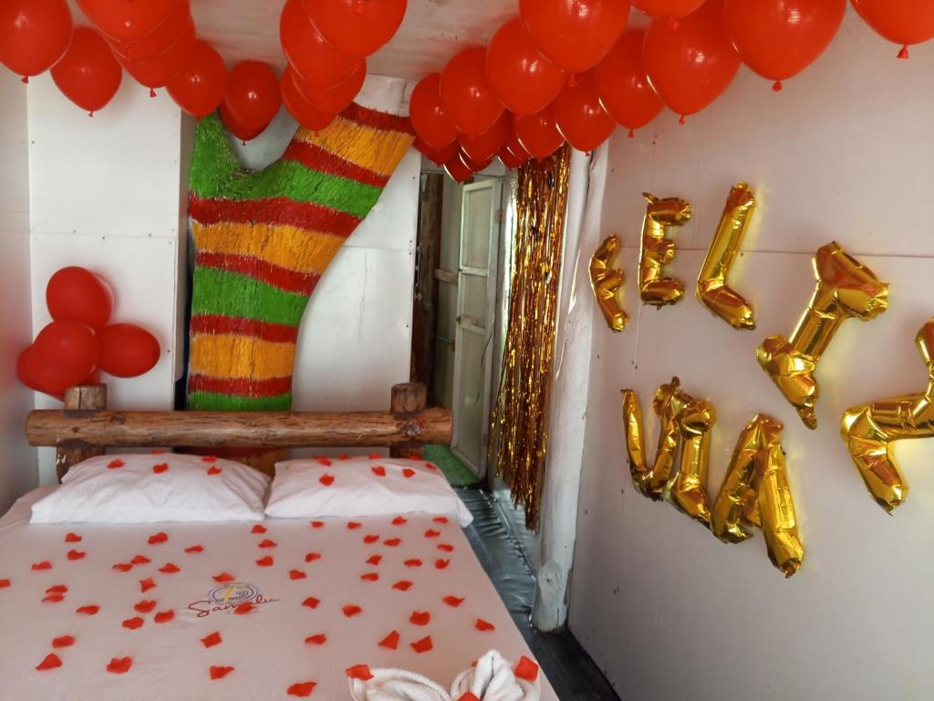 um quarto com uma cama com balões e uma placa que diz olá em Venido del mar III em Playa Blanca