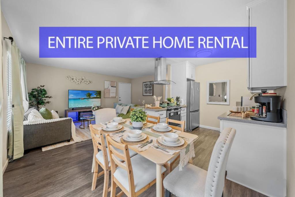 une cuisine et un salon avec une table et des chaises dans l'établissement Entire Private 2BR-1Bth King Bed, Pool, HotTub, 2 Parkings, Mira Mesa, Available Now, à San Diego