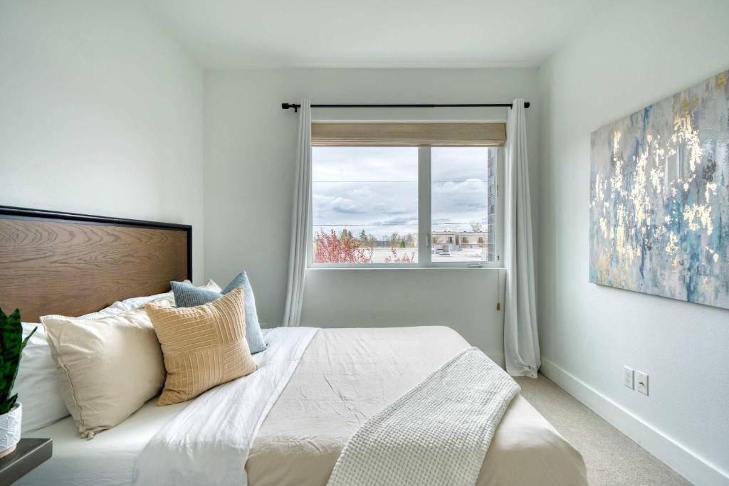 Postel nebo postele na pokoji v ubytování Stay Portland - Designer 2BR Alberta Arts District 90 WalkScore