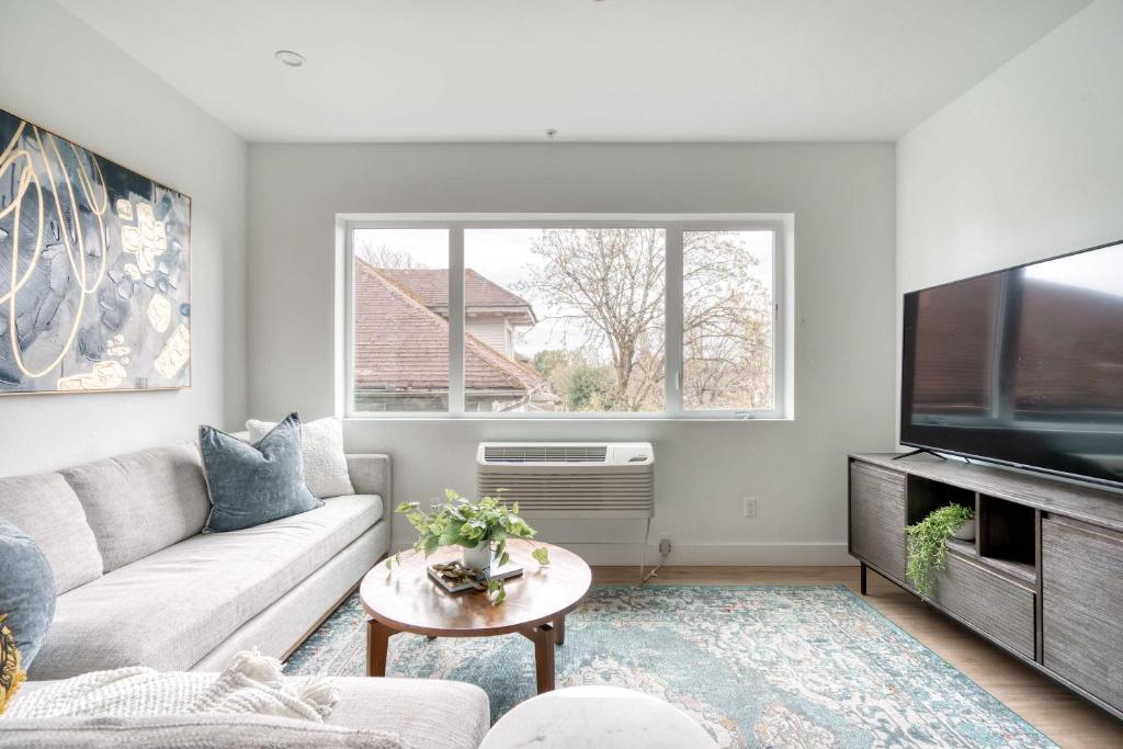 ein Wohnzimmer mit Sofa und Fernseher in der Unterkunft Stay Portland - The Cascadia Retreat - Luxury Home - 90 WalkScore in Portland