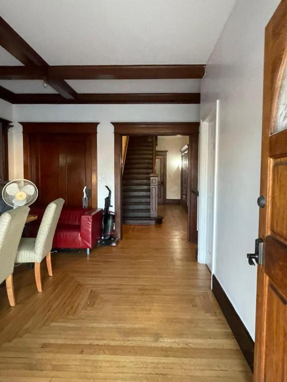 ウェストミンスターにあるLovely Home at Westminsterのウッドフロアのリビングルーム(赤いソファ付)