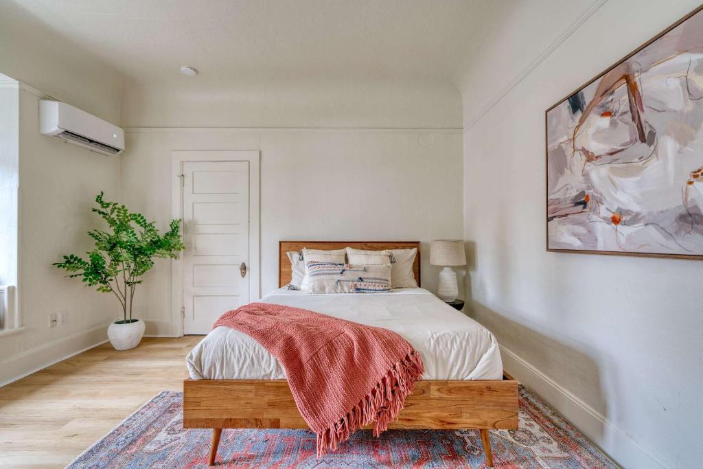 a bedroom with a bed and a painting on the wall at Stay Portland - The Sullivan's Gulch Lodge - 94 WalkScore in Portland