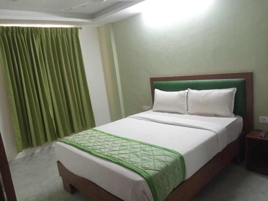 Postel nebo postele na pokoji v ubytování SURYA TRANSIT INN - KEMPEGOWDA International Airport