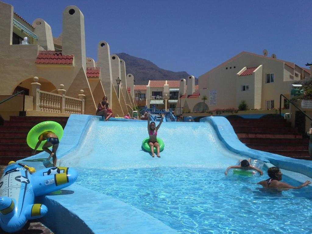 een groep mensen in het water bij een zwembad bij Mare Verde - JOY in Adeje