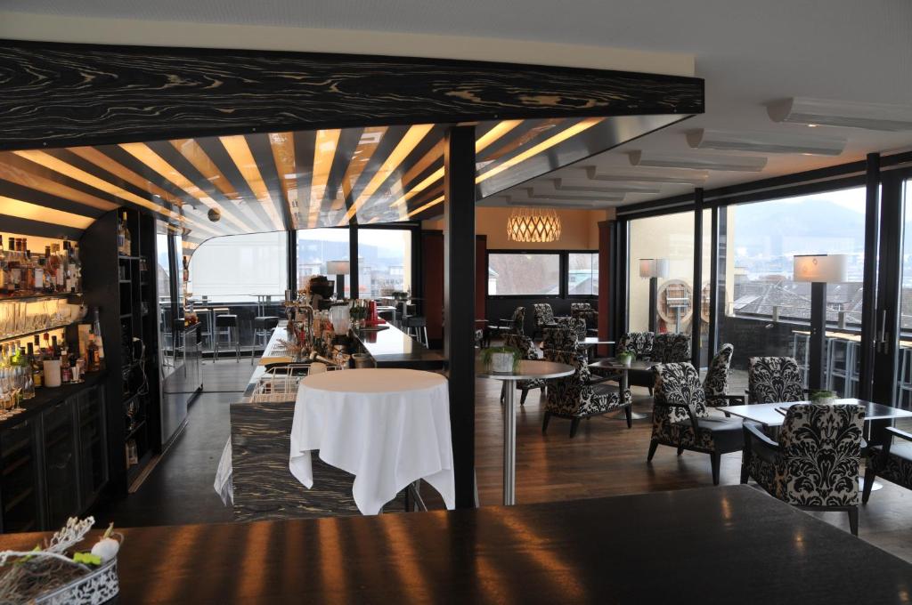 Um restaurante ou outro lugar para comer em Hotel Astoria